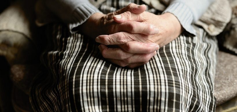 Las manos de una anciana