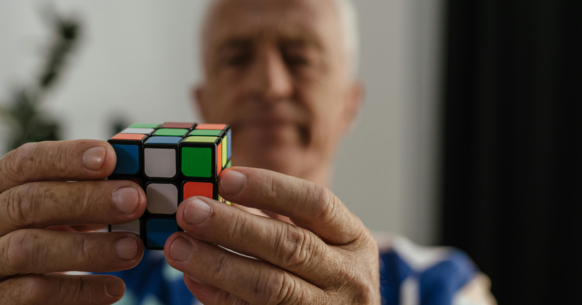 Una persona haciendo el cubo de Rubick.