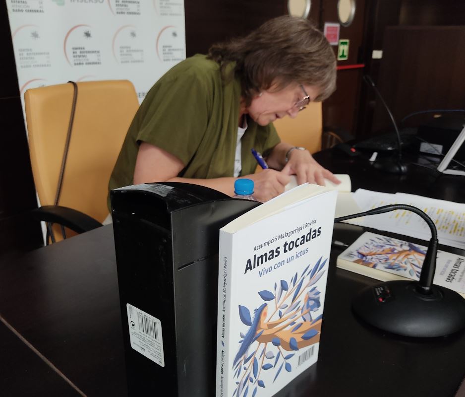 Assumpcio firmando.