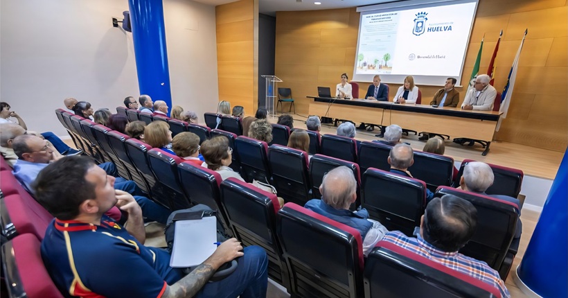 Salón de actos del Ayuntamiento de Huelva.