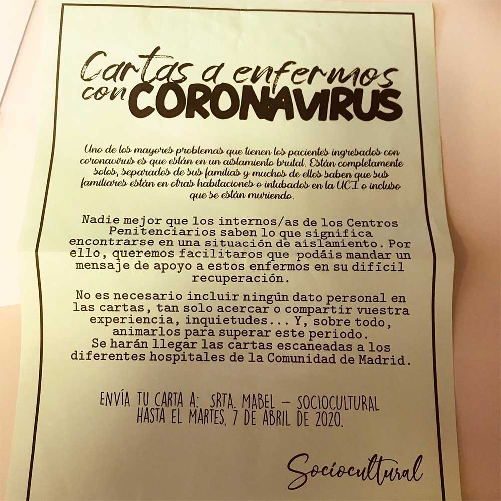 Dos sobre marrones llenos de cartas Dos sobre marrones llenos de cartas
