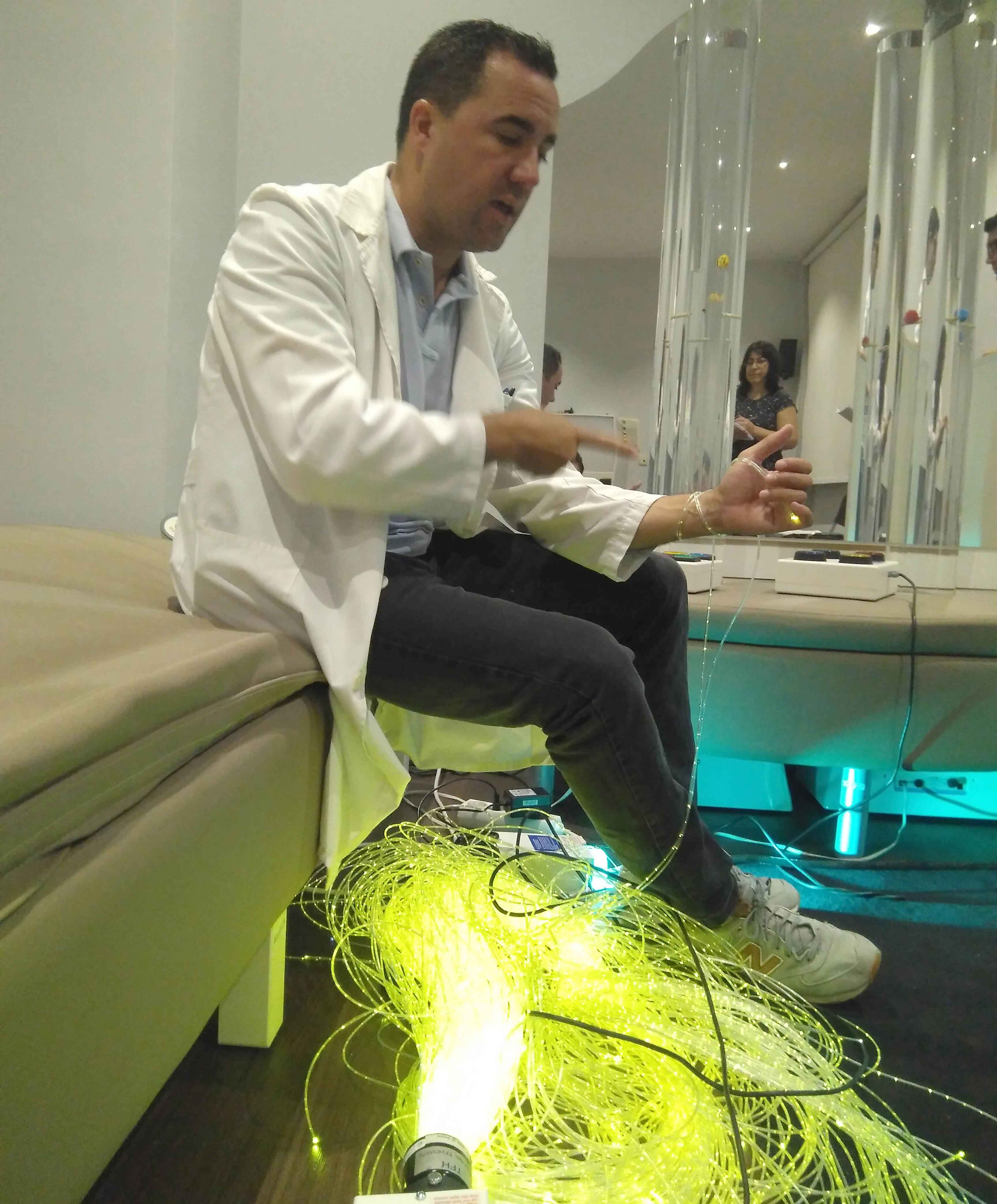 Un profesional del Centro en la sala multisensorial Un profesional del Centro en la sala multisensorial