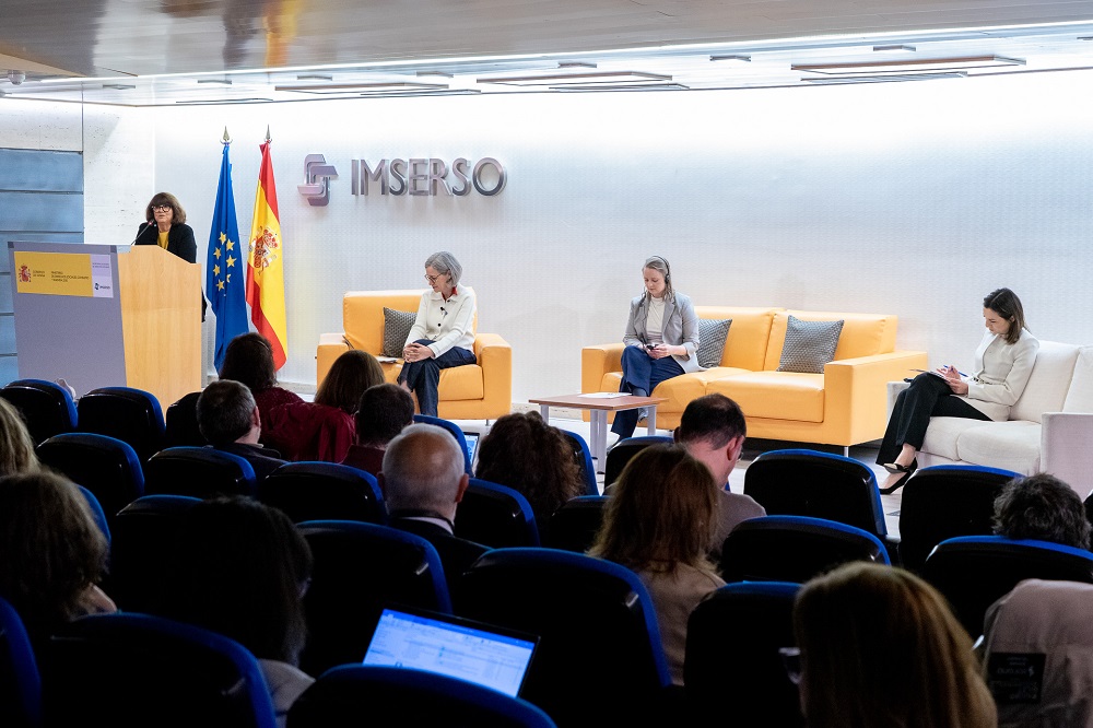 La directora general del Imserso, María Teresa Sancho Castiello, dando la bienvenida.
