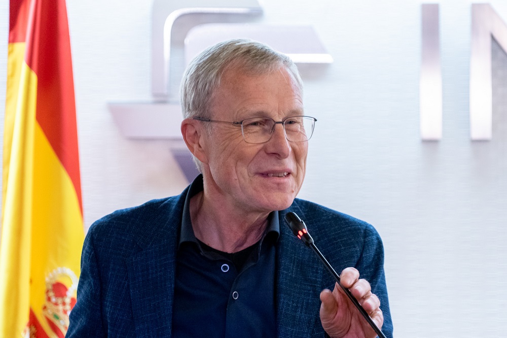 Henk Nies, profesor emérito de Organización y Políticas en Cuidados de Larga Duración, Universidad Libre de Ámsterdam, durante su intervención.