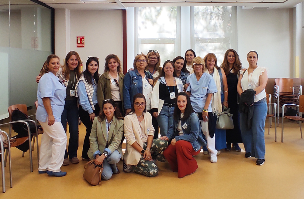 Estudiantes del programa ESCALA Formando y Empleando durante su visita junto a Soraya Acosta y María José Díaz , TCAEs del Ceadac.