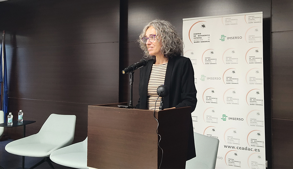 Susana Alves, terapeuta ocupacional del Ceadac y moderadora de la jornada, presentando a las ponentes.