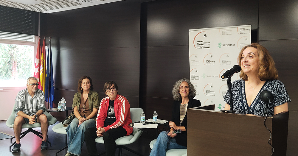 Purificación Aparicio, trabajadora social del Ceadac, con las conclusiones de la jornada. Junto a ella Susana Alves y exusuarios del Ceadac y familiares que dieron su testimonio.