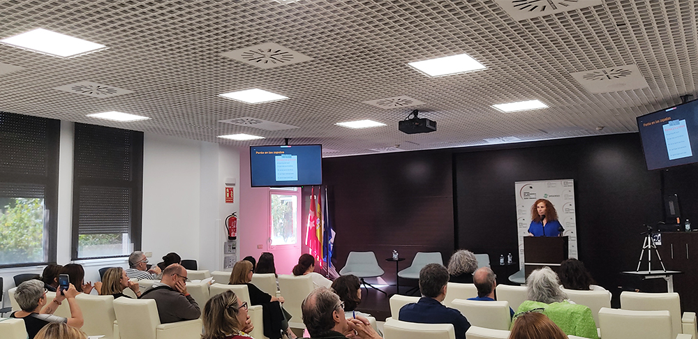 Vista del salón de actos del Ceadac y asistentes a la jornada.