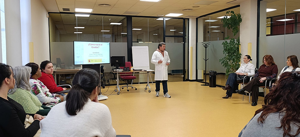 Roberto López, responsable de área asistencial del Ceadac, dando la bienvenida a la visita.