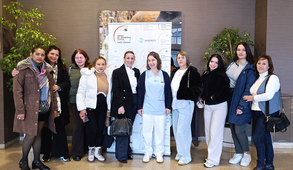 Silvia Martínez, TCAE del Ceadac, junto a las alumnas y la tutora del centro de formación Five.