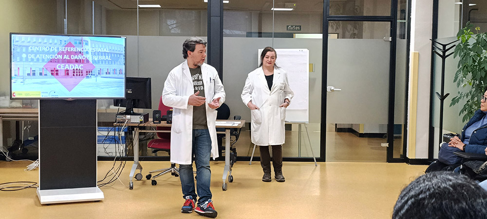 Roberto López y Raquel Rodríguez dando la bienvenida a los estudiantes y explicándoles el modelo de atención del Ceadac.