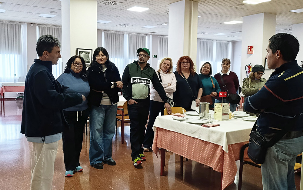 Gabriel Martín mostrando las instalaciones del Ceadac a los visitantes.