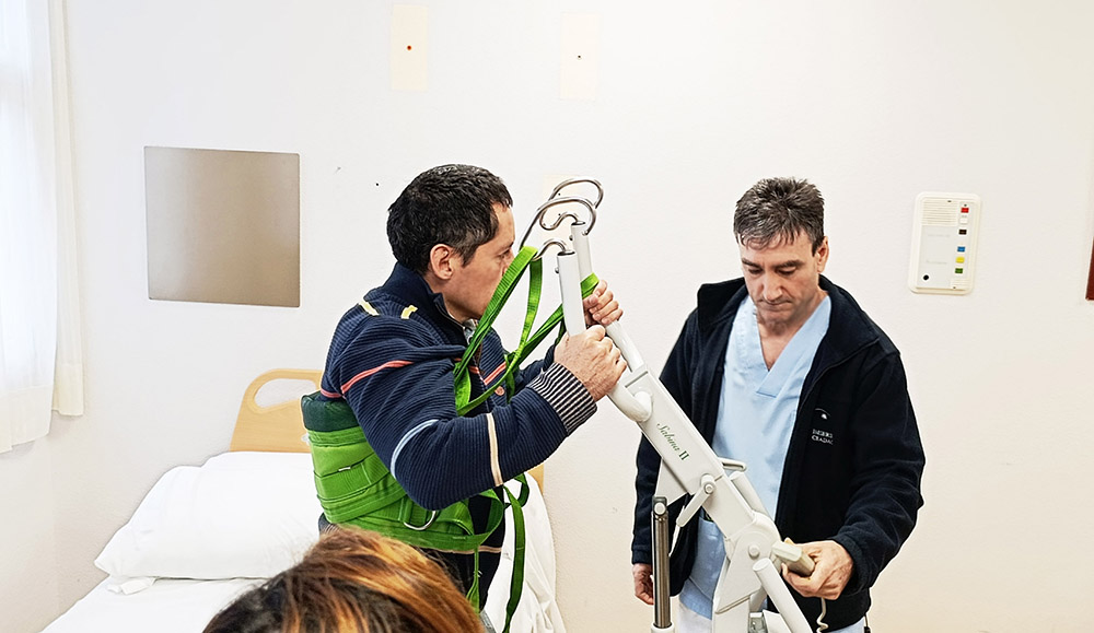 Gabriel Martín mostrando las instalaciones del Ceadac a los visitantes.