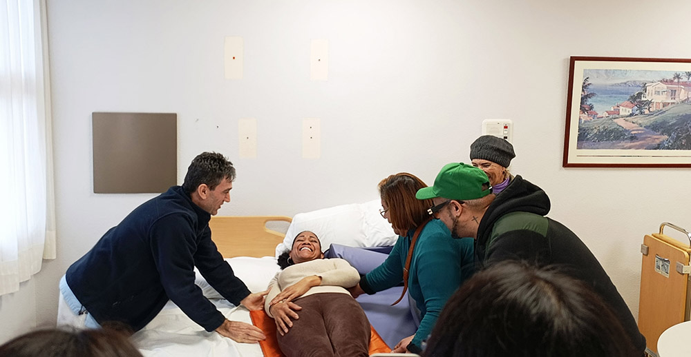 Gabriel Martín mostrando las instalaciones del Ceadac a los visitantes.