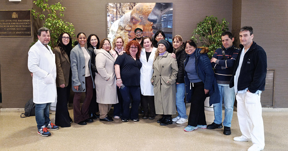 Estudiantes del centro Detúatú Formación junto a los profesionales del Ceadac: Roberto López (responsable del área asistencial), Raquel Rodríguez (Psicóloga) y Gabriel Martín (TCAE).