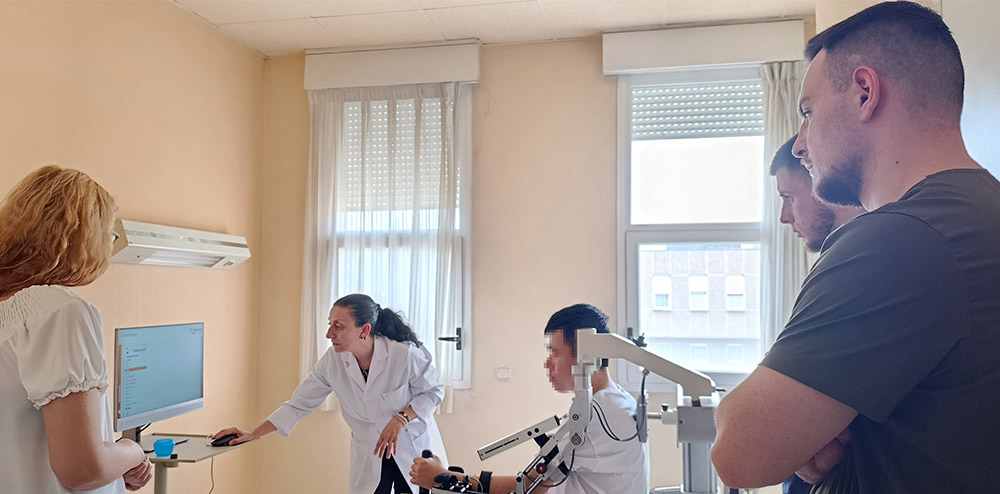 Mónica Martínez, terapeuta ocupacional del Ceadac, mostrando el funcionamiento del robot Armeo Spring a los terapeutas ocupacionales ucranianos.