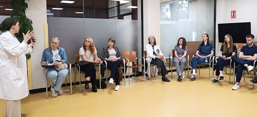 Débora Franco, trabajadora social del Ceadac, impartiendo una docencia a los profesionales de Ucrania.