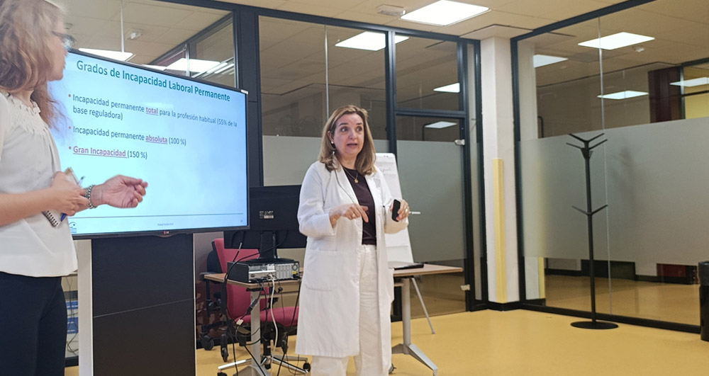 Purificación Aparicio, trabajadora social del Ceadac, impartiendo una docencia a los profesionales de Ucrania.