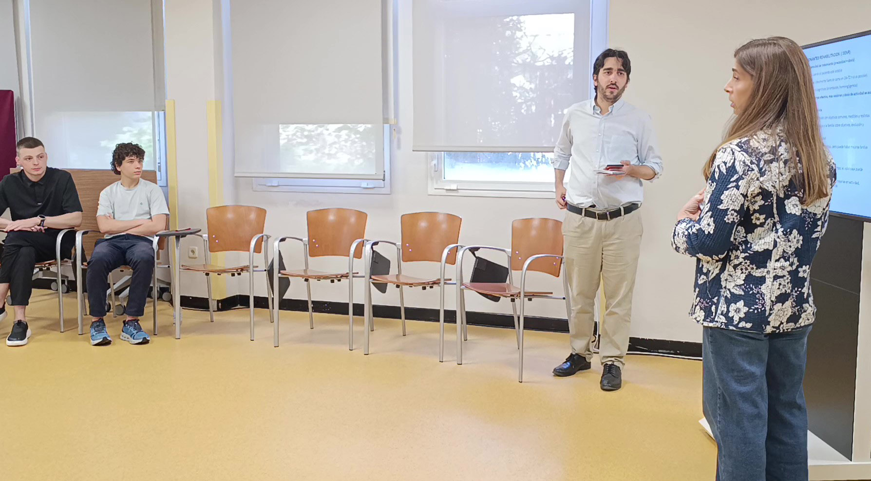 Pilar Casado, departamento de medicina física y rehabilitación del Ceadac, impartiendo una docencia a los profesionales de Ucrania.