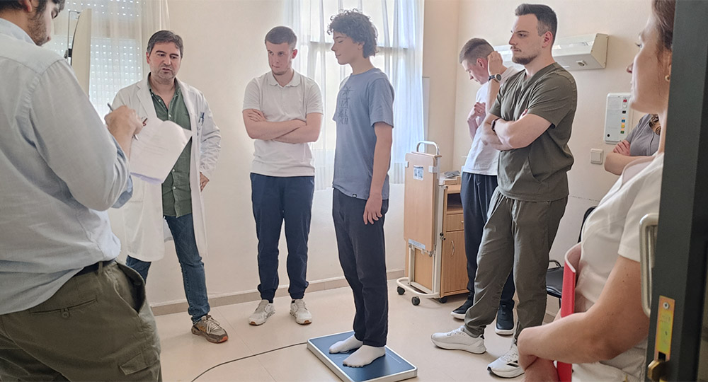 Antonio Gómez, médico rehabilitador del Ceadac, impartiendo una masterclass sobre posturografía a profesionales ucranianos.