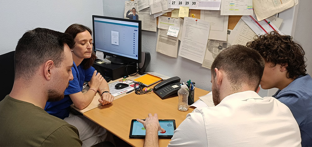 Cristina Florez, terapeuta ocupacional del Ceadac, mostrando el uso de la aplicación Rehand a los terapeutas ocupacionales ucranianos.