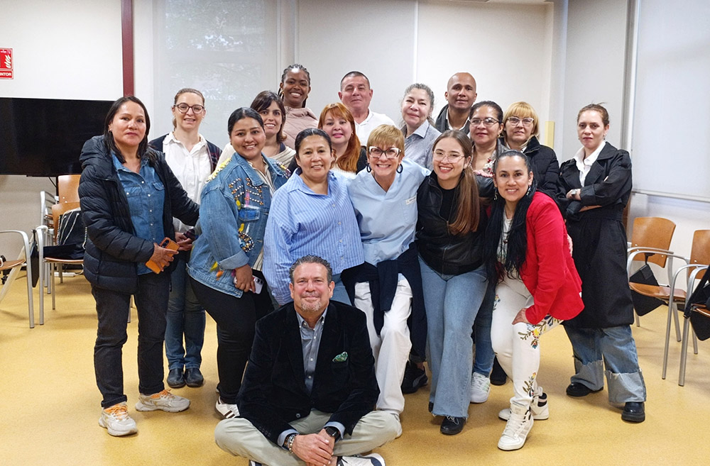 Soraya Acosta, TCAE del Ceadac, junto a los estudiantes de la Fundación del Lesionado Medular.