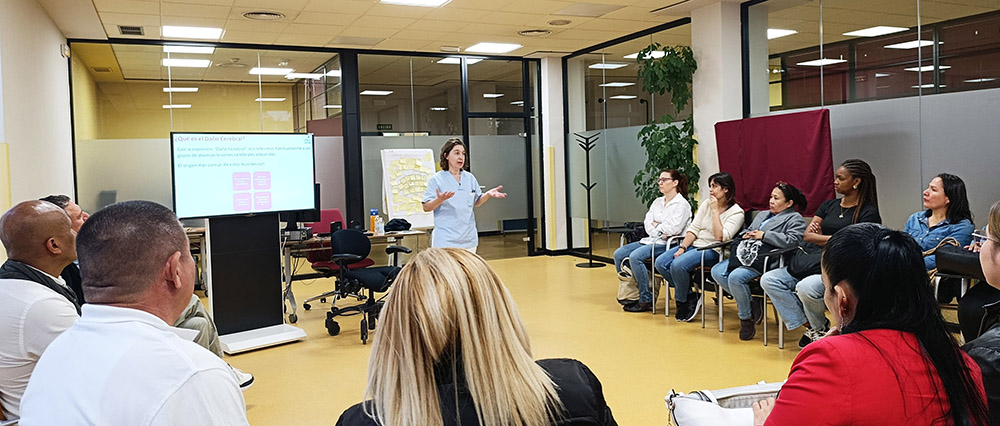 Silvia Martínez, TCAE del Ceadac, dando la charla inicial de la visita.