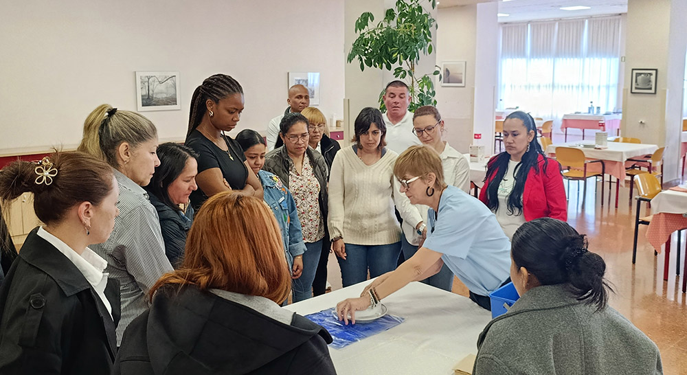 Soraya Acosta, TCAE del Ceadac, mostrando las instalaciones del centro a los estudiantes de la Fundación del Lesionado Medular.