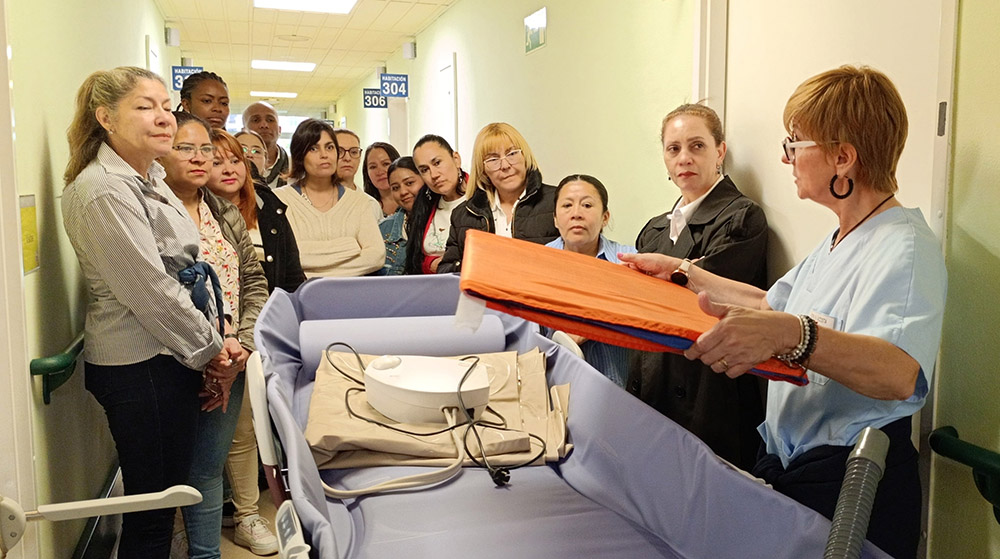 Soraya Acosta, TCAE del Ceadac, mostrando las instalaciones del centro a los estudiantes de la Fundación del Lesionado Medular.