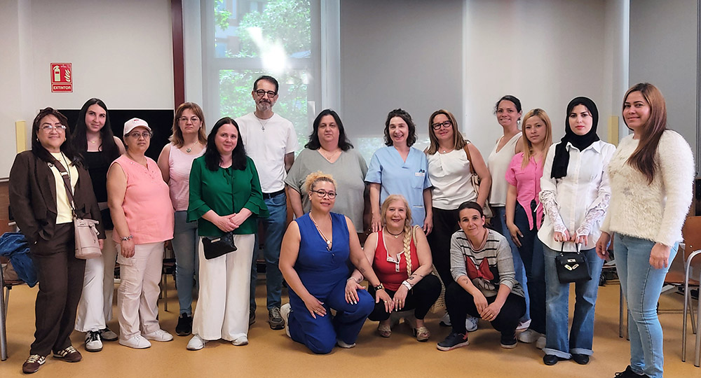 Estudiantes del centro CDM junto a Silvia Martínez, TCAE del Ceadac.