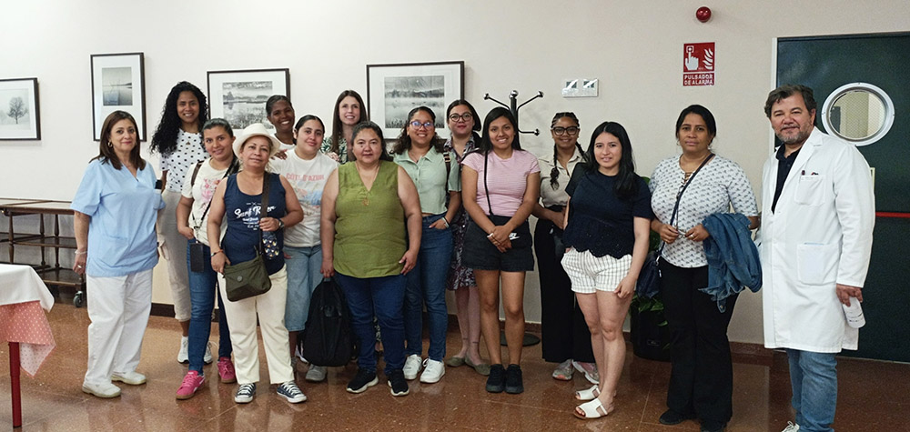 Alumnas del centro Miguel Elosua Rojo-Mensajeros de la Paz junto a Roberto López y María José Díaz.