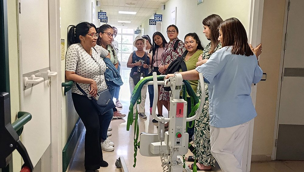 María José Díaz, TCAE del Ceadac, mostrando las instalaciones del centro a las alumnas del centro Miguel Elosua Rojo-Mensajeros de la Paz.