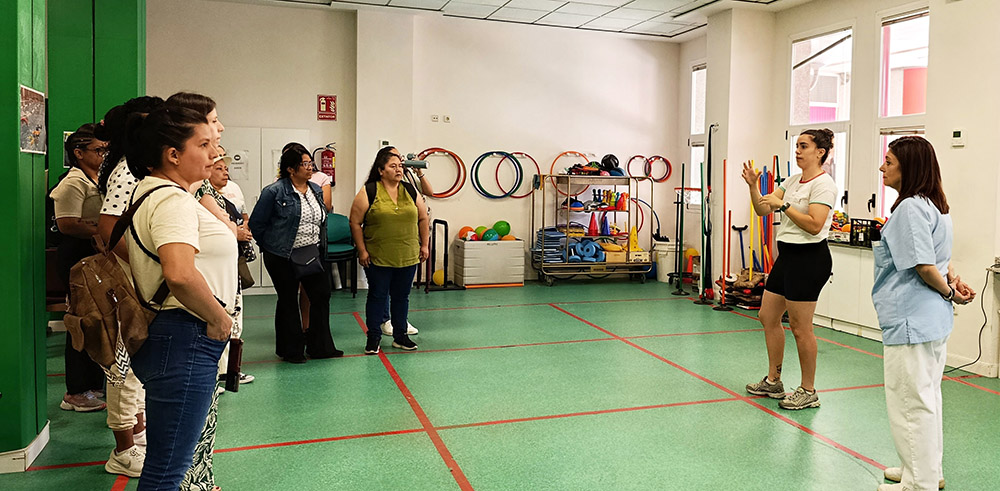 María José Díaz, TCAE del Ceadac, mostrando las instalaciones del centro a las alumnas del centro Miguel Elosua Rojo-Mensajeros de la Paz.