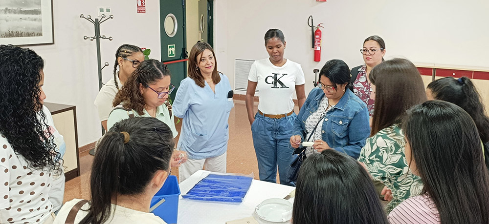 María José Díaz, TCAE del Ceadac, mostrando las instalaciones del centro a las alumnas del centro Miguel Elosua Rojo-Mensajeros de la Paz.