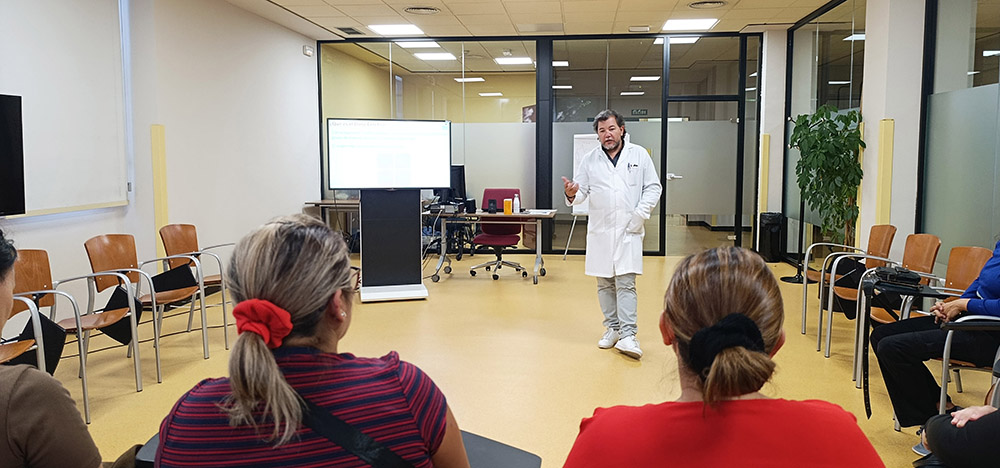 Roberto López, responsable del área asistencial del Ceadac, dando la bienvenida al grupo de estudiantes.