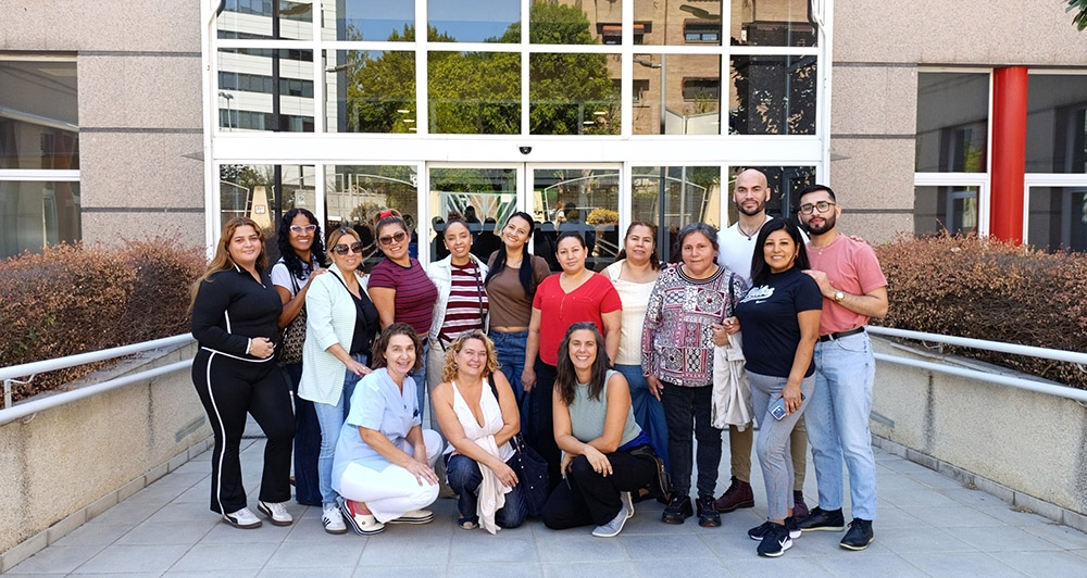 Silvia Martínez, TCAE del Ceadac, junto a los estudiantes al finalizar la visita.