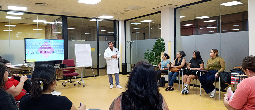 Roberto López, responsable del área asistencial del Ceadac, dando la charla inicial a las alumnas del centro Detúatú Formación.