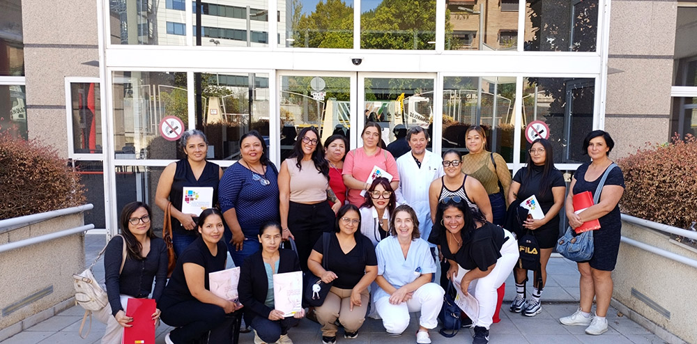 Roberto López, responsable de área asistencial, y Silvia Martínez, TCAE, junto a las alumnas del centro Detúatú Formación al finalizar la visita.