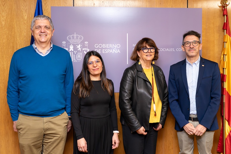 Los miembros de Cruz Roja junto a Mayte Sancho, directora general del Imserso.