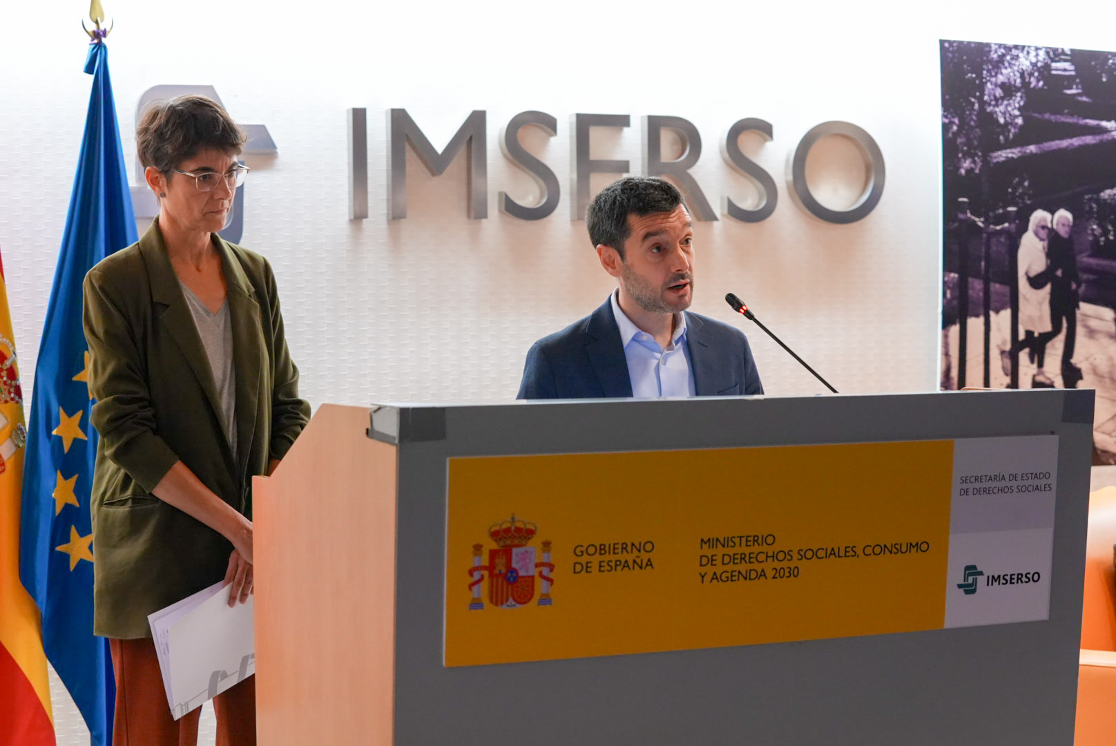 Pablo Bustinduy Amador, ministro de Derechos Sociales, Consumo y Agenda 2030, junto a María Rosa Martínez Rodríguez, secretaria de Estado de Derechos Sociales durante la intervención.