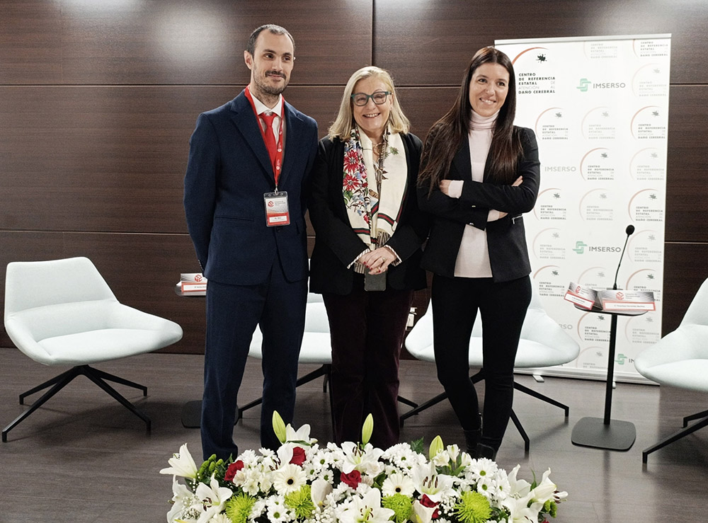 Iban Onandia Hinchado, Inmaculada Gómez Pastor y Timanfaya Hernández Martínez en el salón de actos del Ceadac.