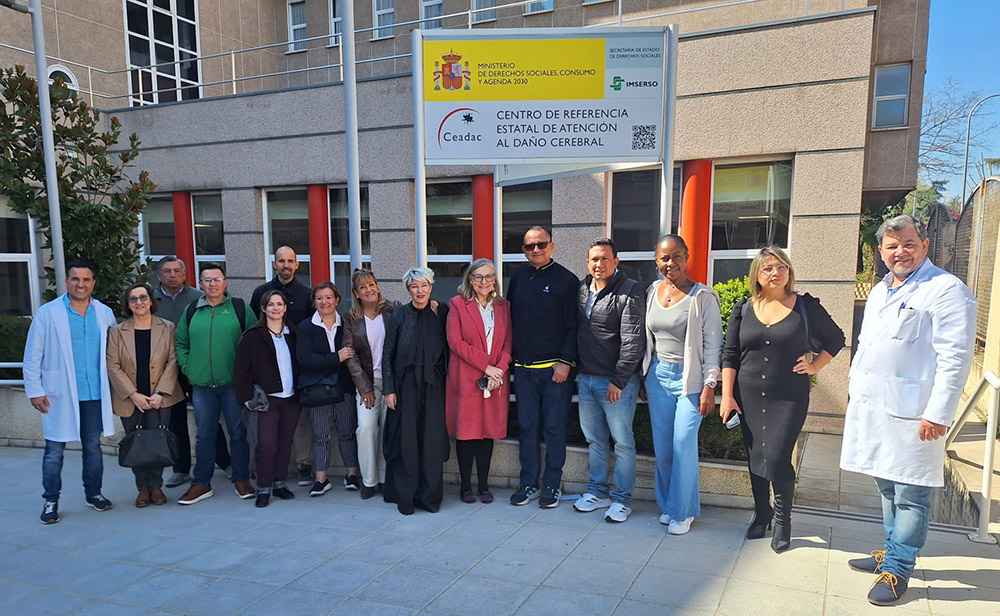 Inmaculada Gómez Pastor, Emilio Ramos y Roberto López junto a los profesionales de la OISS.