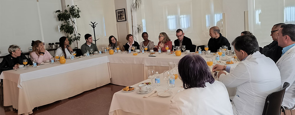 Inmaculada Gómez Pastor durante el desayuno explicando el modelo de atención del Ceadac a los profesionales de la OISS.